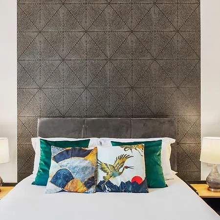Pristine Stylish Townhouse On The Stray! - Sleeps 9