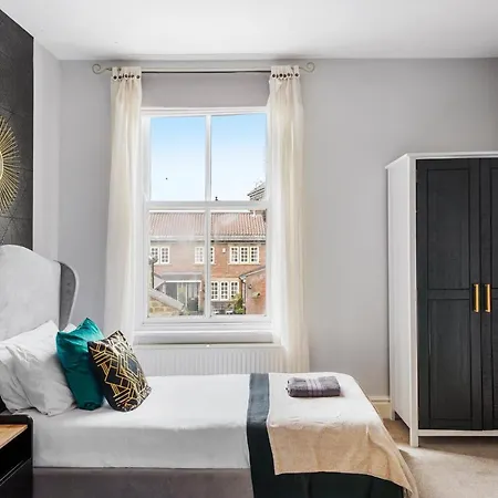 Pristine Stylish Townhouse On The Stray! - Sleeps 9 Ferienhaus