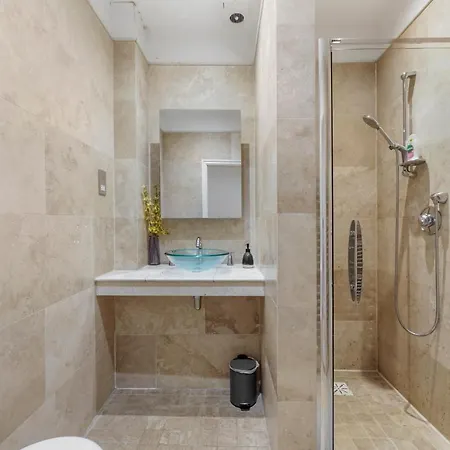 Pristine Stylish Townhouse On The Stray! - Sleeps 9 Ferienhaus