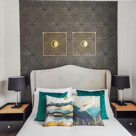 Pristine Stylish Townhouse On The Stray! - Sleeps 9 Harrogate