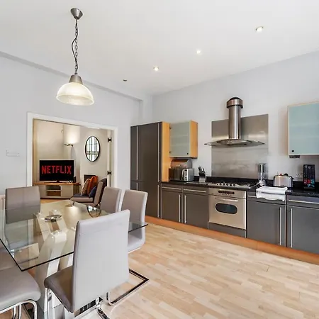 Ferienhaus Pristine Stylish Townhouse On The Stray! - Sleeps 9