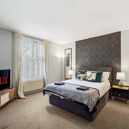 Pristine Stylish Townhouse On The Stray! - Sleeps 9 Ferienhaus *