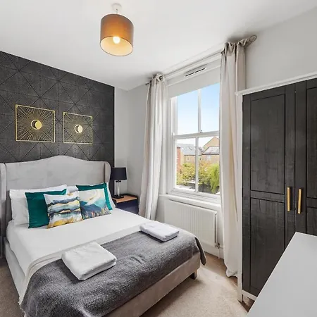 Pristine Stylish Townhouse On The Stray! - Sleeps 9 Ferienhaus *