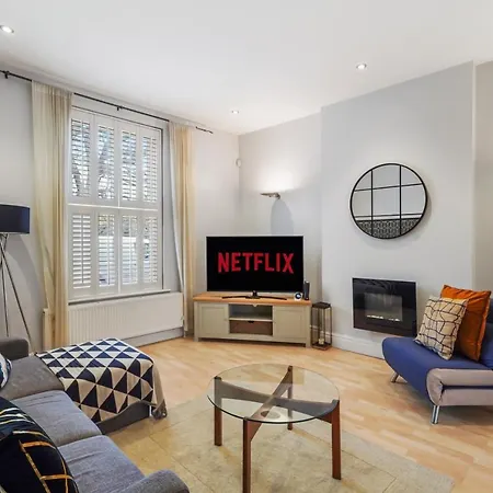 Pristine Stylish Townhouse On The Stray! - Sleeps 9 בית נופש הרוגייט