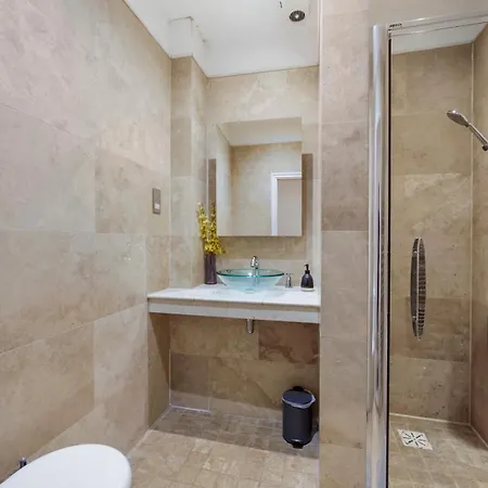 Pristine Stylish Townhouse On The Stray! - Sleeps 9 *