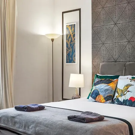 Ferienhaus Pristine Stylish Townhouse On The Stray! - Sleeps 9 Harrogate