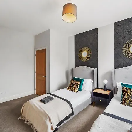 Pristine Stylish Townhouse On The Stray! - Sleeps 9