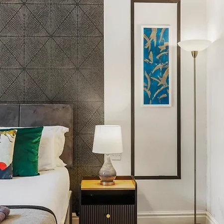 Pristine Stylish Townhouse On The Stray! - Sleeps 9 Harrogate