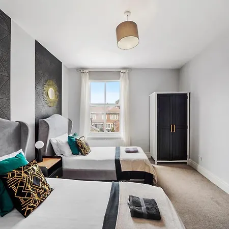 Pristine Stylish Townhouse On The Stray! - Sleeps 9 Ferienhaus Harrogate