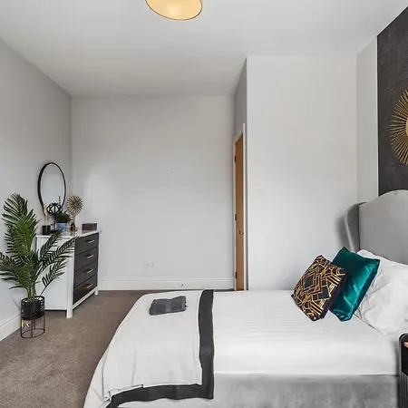 Holiday home Pristine Stylish Townhouse On The Stray! - Sleeps 9 Harrogate