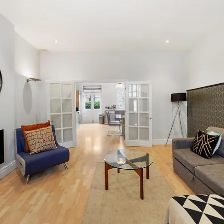 Pristine Stylish Townhouse On The Stray! - Sleeps 9 Ferienhaus